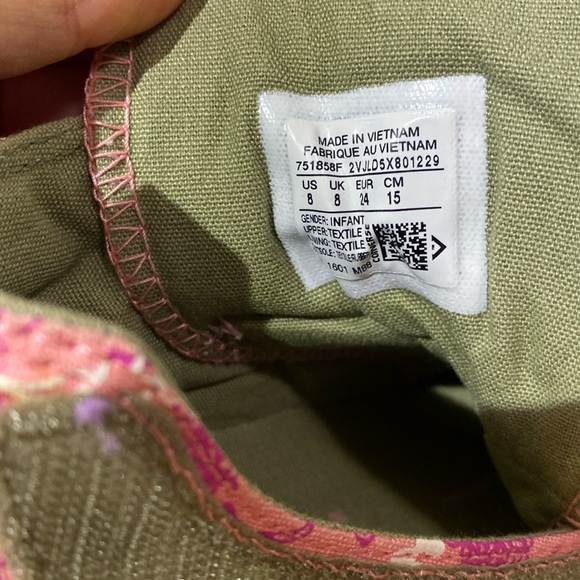 Kids floral pink Chuck Taylor, Velcro sides, size 8 - Picture 4 of 8